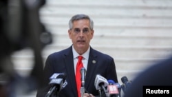 El secretario de Estado de Georgia, Brad Raffensperger, brinda una actualización sobre el estado de las elecciones y el conteo de votos durante una conferencia de prensa en el Capitolio Estatal en Atlanta, Georgia, el 6 de noviembre de 2020.
