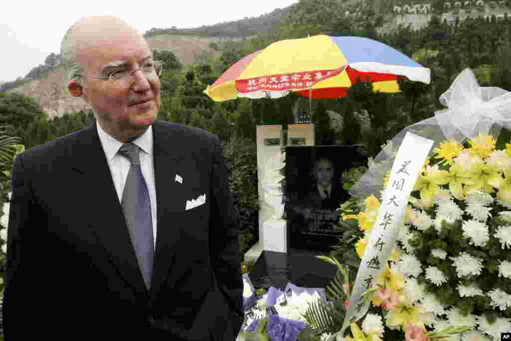 2008年11月16日美国驻华大使雷德站在杭州新树立的的司徒雷登墓碑前。司徒雷登是1940年代美国驻华大使,他去世多年后,他希望骨灰归葬中国的遗愿终于部分实现。 他本来一直希望将骨灰埋在他所创建的燕京大学校园内。1986年,中共中央书记处同意司徒雷登骨灰以原燕京大学校长名义安葬于北京大学临湖轩。但据说“一群‘马列主义老太太’联名反对,事情不得不搁置。”