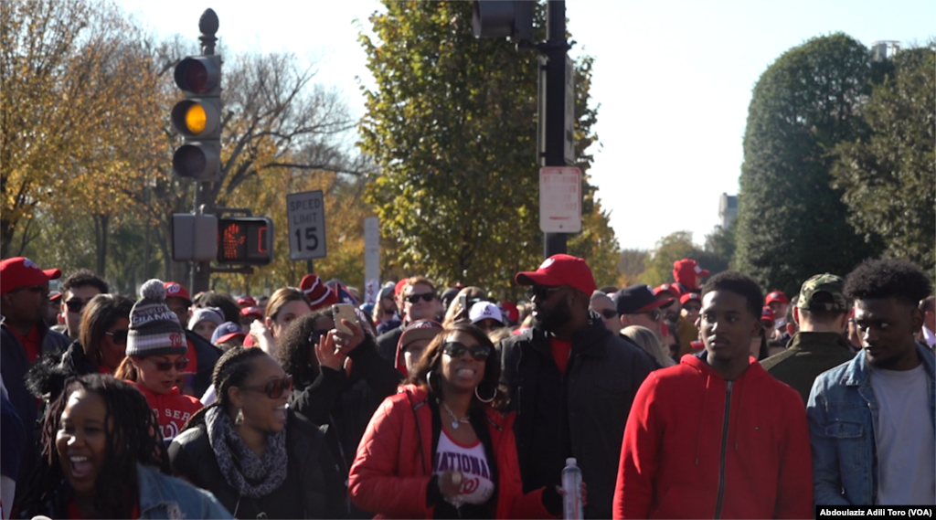 Rikakun magoya bayan kungiyar Washington Nationals dake kan hanyar Constitution Avenue ya zuwa Pennsylvania Avenue. 