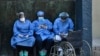 Trabajadores de salud usan mascarillas y protectores faciales contra la propagación del nuevo coronavirus en el Instituto Hondureño de Seguridad en Tegucigalpa, donde un paciente murió el 31 de marzo de 2020.