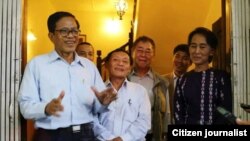 UNFC နဲ့ ဒေါ်အောင်ဆန်းစုကြည်တို့တွေ့ဆုံအပြီး သတင်းသမားများနှင့် တွေ့ဆုံစဉ်။ (နိုဝင်ဘာ ၂၅၊ ၂၀၁၃/ဓာတ်ပုံကို June Naing ရဲ့ ဖေ့စ်ဘုတ်မှ ကူးယူပါသည်။)