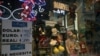 Un letrero en una tienda de Buenos Aires anuncia la tasa de cambio del peso con el dólar, el euro y el real brasileño, el 21 de noviembre de 2023.