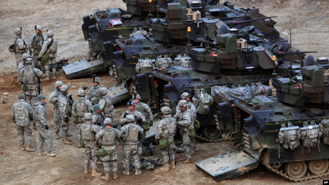 Soldados estadounidenses se preparan para un ejercicio militar en Yeoncheon, Corea del Sur, cerca de la frontera con el Norte.