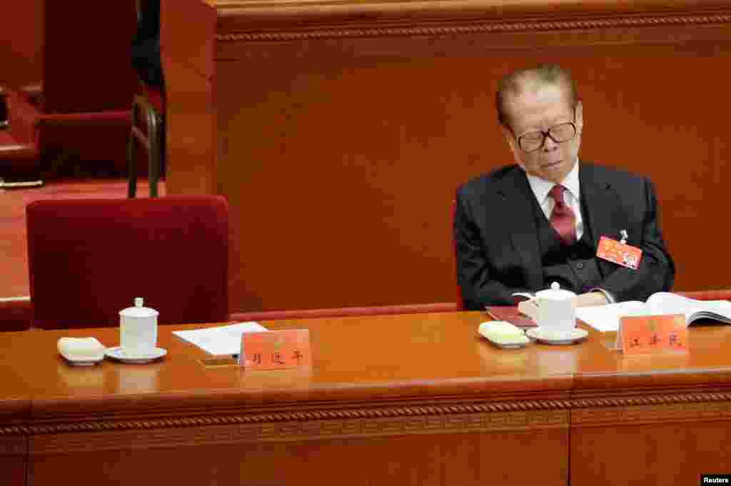 在北京人大会堂举行的中共19大开幕式上,在习近平主席作报告时,中国前领导人江泽民(2017年10月18日)。