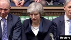 英國首相特蕾莎梅在議會否決脫歐協議後坐在議會裡。（2019年1月15日） 