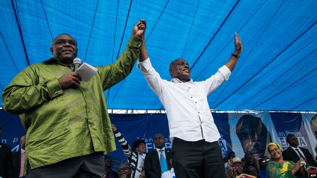 Jean-Pierre ya MLC (D) na Martin Fauylu na meeting na place Ste Thérèse N'Djili, Kinshasa, 23 juin 2019.