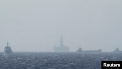 南中国海海域可见的中国海洋石油钻井平台