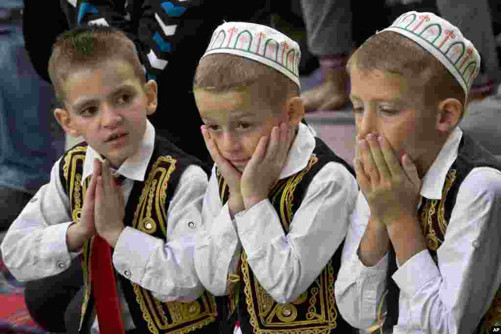 Anak-anak Muslim usai melakukan shalat Idul-Adha di luar masjid Sultan Mehmet Fatih di Pristina, Kosovo.