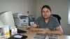 Jineke Kurd wêneya rêberê PKK'ê Abdullah Ocalan bilind dike. Stenbol, Nîsan 19, 2011
