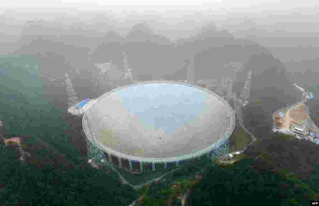 Teleskop Radio terbesar di dunia (berukuran 500 meter) diresmikan di Pingtang, Guizhou, China, sebuah proyek yang menurut Beijing akan membantu menemukan rahasia kehidupan alien (makhluk asing) di angkasa luar.