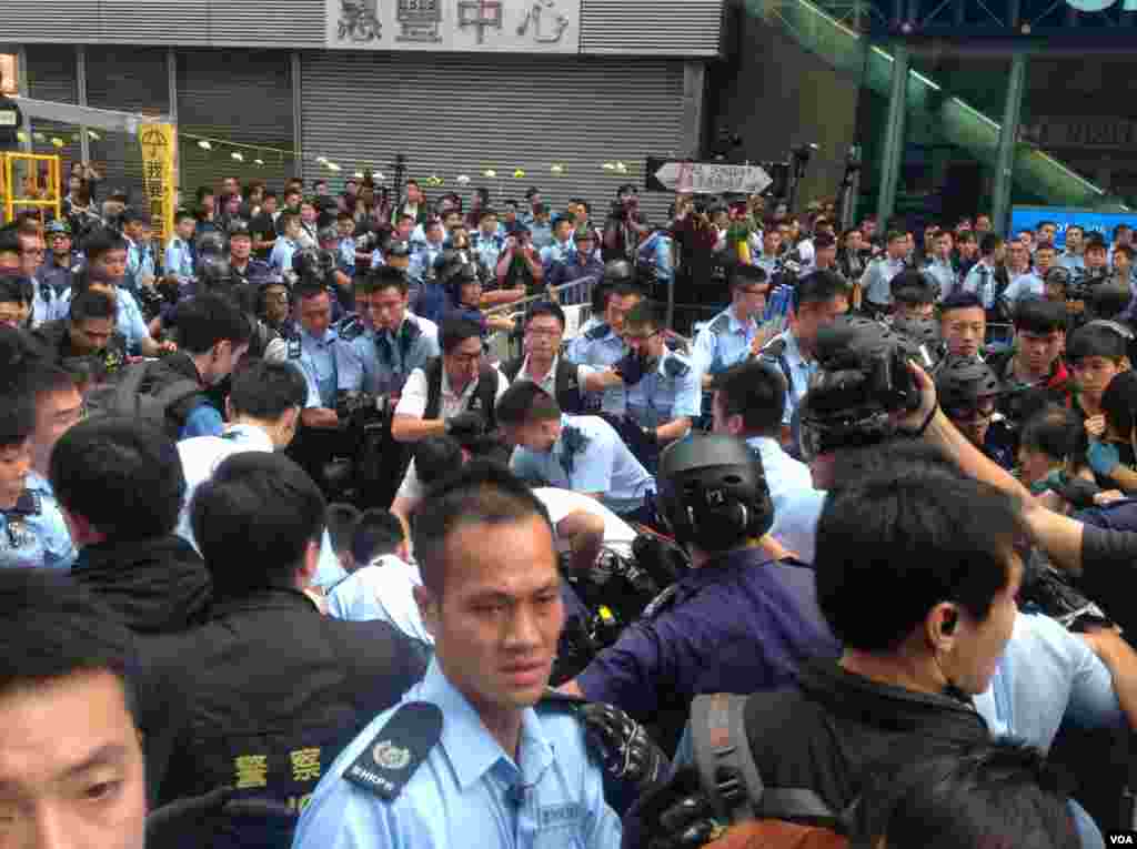 香港警方星期三上午展開強行清場行動(美國之音海彥拍攝)。
