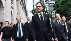 香港立法会法律界议员郭荣铿带领黑衣静默游行反《逃犯条例》修订 (美国之音/汤惠芸）