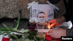 Un retrato del líder de la oposición rusa Alexei Navalny se colocó en el monumento a las víctimas de la represión política tras su muerte, en San Petersburgo, Rusia, el 16 de febrero de 2024.
