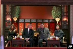 资料照：时任美国总统特朗普（中左）和第一夫人梅拉尼亚（左）与中国国家主席习近平（中右）与夫人彭丽媛（右）在北京故宫观看京剧。 （2017年11月8日）