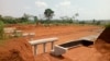 Le tracé de l'autoroute entre l'aéroport international Yaoundé, Nsimalen et le centre ville, a rasé le massif forestier au village Toutouli, le 24 novembre 2017. (VOA/Emmanuel Jules Ntap) 