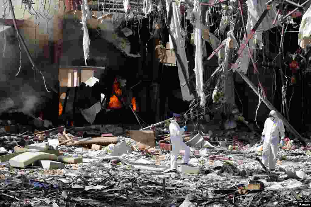 Para ahli forensik melakukan investigasi di lokasi di mana pesawat-pesawat koalisi pimpinan Saudi mengebom warga yang menghadiri acara pemakaman di Sana'a, Yaman.