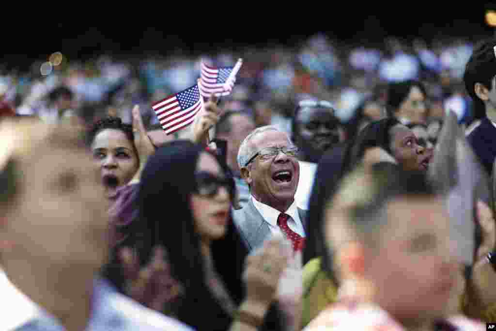Alfonso Perez, asal Republik Dominika, bersorak di awal upacara naturalisasi untuk 755 warga negara AS yang baru di Turner Field, kandang tim baseball Atlanta Braves di Atlanta, Georgia. Hari Sabtu menandai Hari Konstitusi dan Hari Warga Negara di AS.
