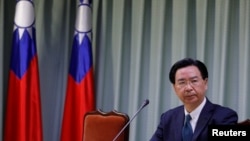 在中国与多米尼加建交后，台湾外交部长吴钊燮在台北召开记者会。（2018年5月1日）