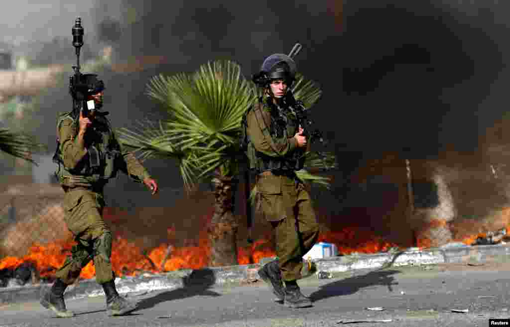 Dua tentara Israel siaga dalam bentrokan dengan demonstran Palestina di kota Al-Ram, dekat Yerusalem, Tepi Barat.