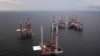Archivo - Instalaciones petroleras en el Golfo de México, cerca de Puerto Fourchon, Luisiana.