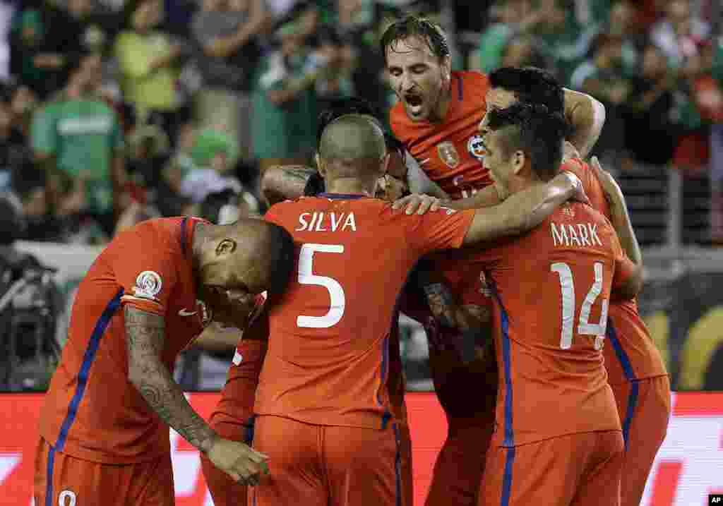 'Yan wasan Chile sun hadu su na murna a bayan da Edson Puch ya jefa kwallo a ragar 'yan Mexico a wasan kwata fainal da suka buga na gasar Copa America a filin wasa na Levi's Stadium dake Santa Clara, a Jihar California