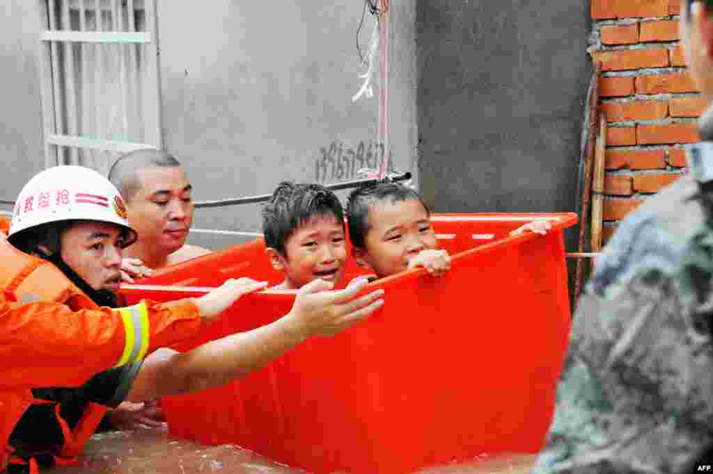 Petugas penyelamat menyelamatkan anak-anak di daerah yang terdampak banjir di Ningde, yang terletak di provinsi Fujian, China bagian timur. Topan Megi menghantam daratan China, menewaskan satu orang, setelah meninggalkan jejak kehancuran dan empat korban tewas di Taiwan.
