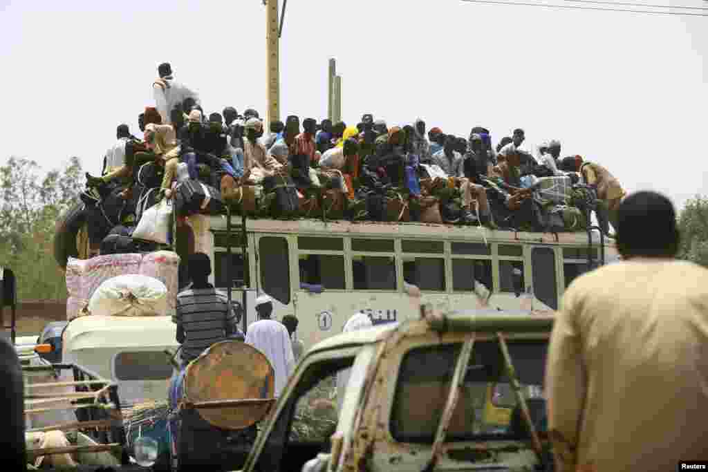 Warga Sudan mudik bersama untuk merayakan Idul-Adha dari ibukota Khartoum.