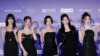 韩国女子团体 (G)I-DLE抵达日本大坂参加MAMA颁奖典礼的红毯。(美联社：2024年11月23日)