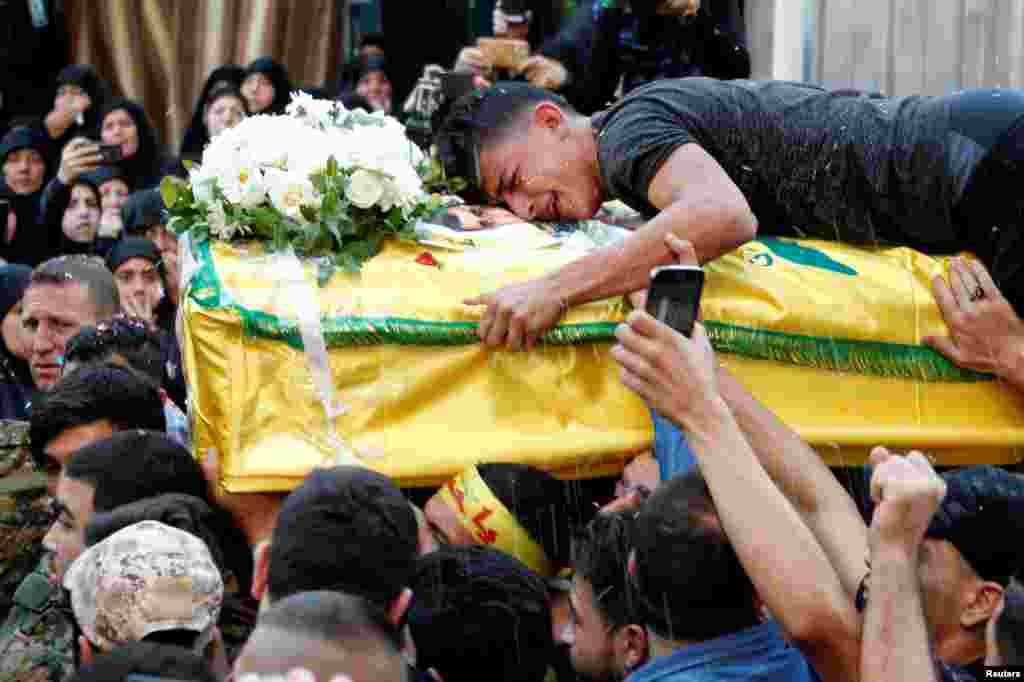 Seorang pria bersedih atas tewasnya pejuang Hizbullah Lebanon, Jalal al-Effie, dalam pertempuran di Aleppo, Suriah, pada acara pemakamannya di pinggiran Beirut, Lebanon.