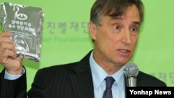 유진벨재단의 스테판 린튼 회장이 지난 5월 서울에서 기자회견을 열고 북한 결핵 치료 지원 사업에 대해 설명하고 있다.