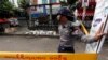 ရန်ကုန်မြို့လယ်ခေါင် ဗုံးတလုံးတွေ့ရှိပြီးနောက် လုံခြုံရေးတင်းကျပ်ထားစဉ်။ (၁၅ အောက်တိုဘာလ ၂၀၁၃) 