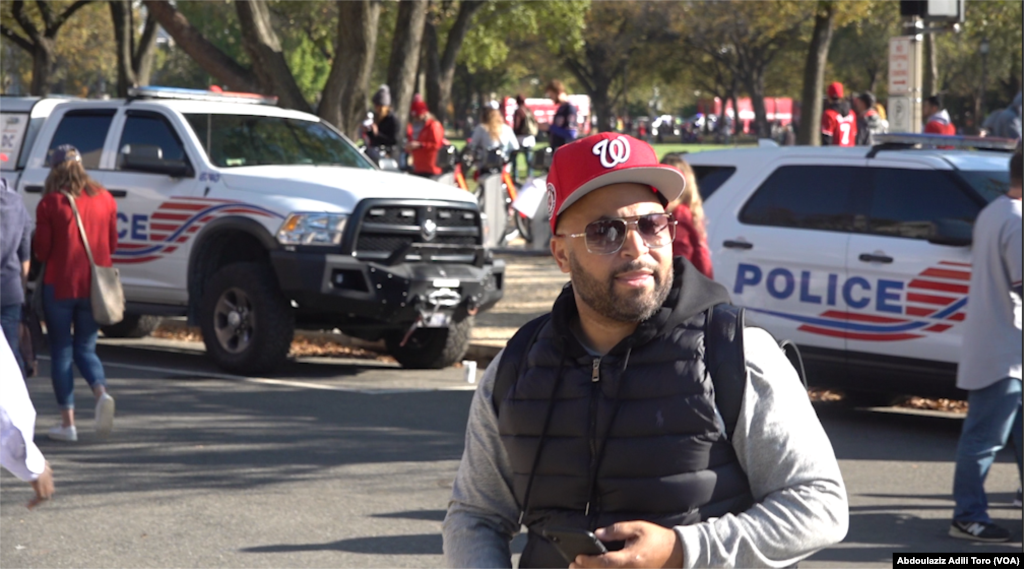 Rikakun magoya bayan kungiyar Washington Nationals dake kan hanyar Constitution Avenue ya zuwa Pennsylvania Avenue. 
