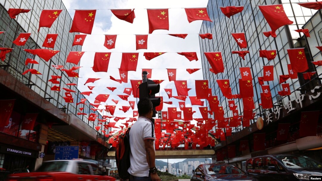 香港主權移交中國20週年之際香港街道上空的中國國旗與香港特區旗幟。 （2017年6月27日）