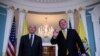 El canciller ecuatoriano, Luis Gallegos, (izq) se reúne con el secretario de Estado de Estados Unidos, Mike Pompeo, (der) en Washington el 9 de noviembre de 2020 para conversar asuntos bilaterales.