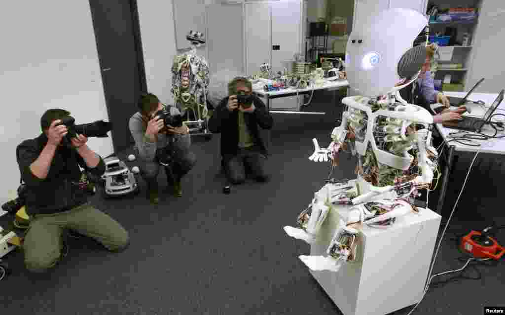 Para fotografer memotret ROBOY, sebuah robot humanoid yang dipresentasikan di Laboratorium Universitas Zurich di Swiss.