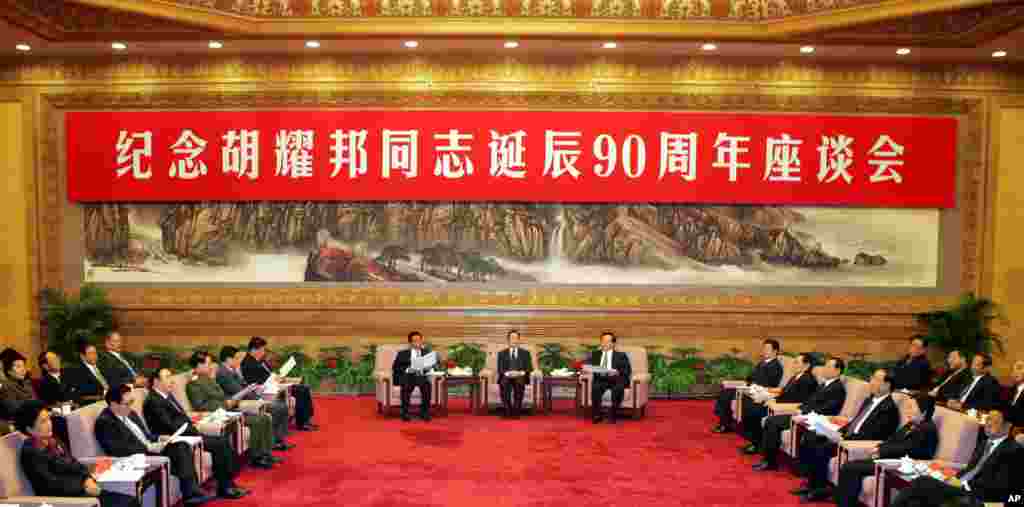 2005年11月18日中国国务院总理温家宝等高官出席纪念中国共产党已故高级领导人胡耀邦诞辰90周年座谈会。2010年温家宝发表文章《再回兴义忆耀邦》。文章说:“1987年1月,耀邦同志不再担任中央主要领导职务后,我经常到他家中去看望。1989年4月8日上午,耀邦同志发病抢救时,我一直守护在他身边。4月15日,他猝然去世后,我第一时间赶到医院。1990年12月5日,我送他的骨灰盒到江西共青城安葬。耀邦同志去世后,我每年春节都到他家中看望”。 2010年4月18日,人民网发表文章《温家宝撰文追忆胡耀邦:言传身教使我不敢稍有懈怠》。