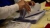 Los miembros del Consejo Nacional Electoral de Ecuador (CNE) cuentan los votos de la segunda vuelta de las elecciones del 2 de abril de 2017, en el Coliseo Rumiñahui en Quito.