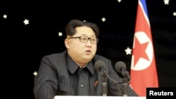 朝鲜领导人金正恩参加一场为最近的火箭试射功臣所举办的宴会。