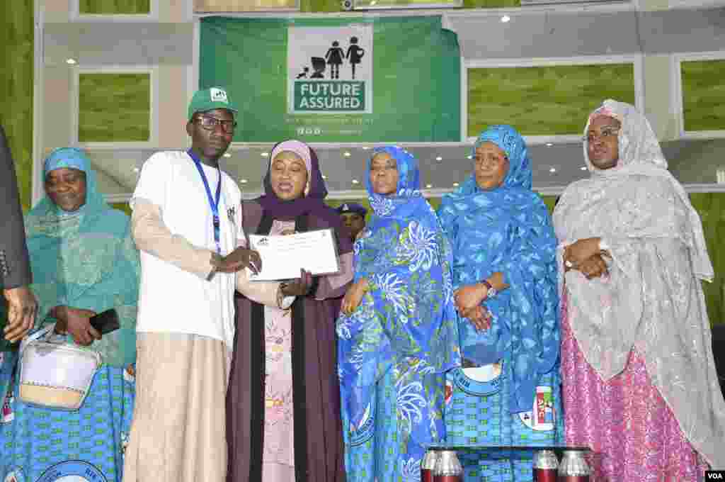 A'isha Buhari Ta Ba Matasa 500 Takardar Shaidar Kammala Koyon Sana'r Hannu A Kano