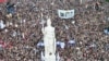 Pendemo menuntut dana tambahan untuk universitas negeri dan menentang langkah penghematan Presiden Javier Milei di Casa Rosada, Buenos Aires, Argentina, Selasa, 23 April 2024. (Foto: AP)