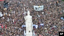 Pendemo menuntut dana tambahan untuk universitas negeri dan menentang langkah penghematan Presiden Javier Milei di Casa Rosada, Buenos Aires, Argentina, Selasa, 23 April 2024. (Foto: AP)