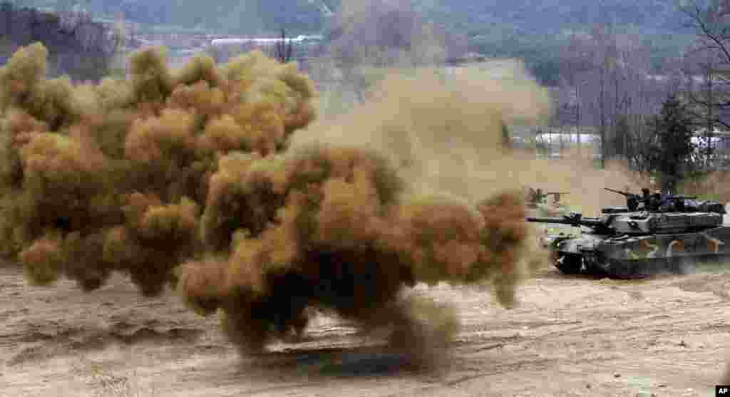 Bom meledak dekat pasukan tank Korea Selatan selama latihan militer terhadap kemungkinan serangan oleh Korea Utara di dekat zona demiliterisasi (DMZ) di Hwacheon, Korea Selatan.