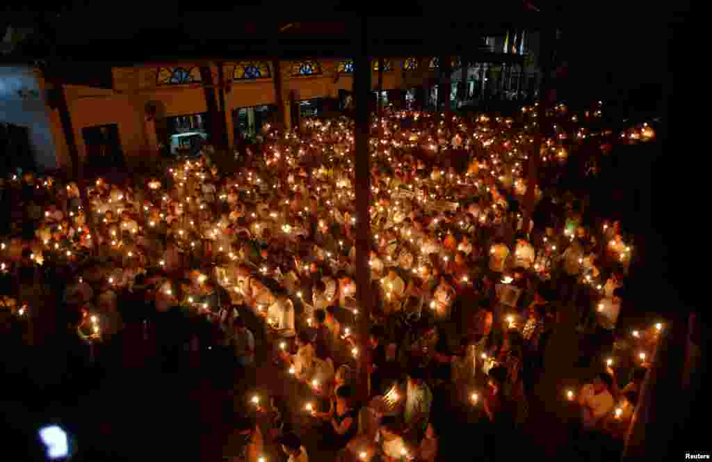 Para demonstran menyalakan lilin menuntut keadilan dalam pengadilan dua pembangkang, blogger Nguyen Huu Vinh dan aktivis perlindungan tanah, Can Thi Theu, dalam aksi di gereja Thai Ha di Hanoi, Vietnam.