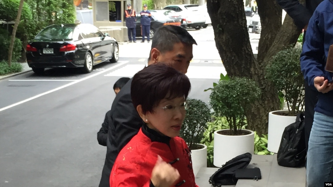 台灣立法院副院長洪秀柱將啟程前往中國，展開登陸輔選行程。(美國之音李逸華拍攝)