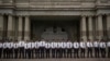 ARCHIVO - Los cadetes de la Academia Nacional de Policía se encuentran afuera del Palacio Nacional de la Cultura mientras observan a la gente marchar para conmemorar la Revolución de 1944 en la Ciudad de Guatemala, el viernes 20 de octubre de 2023.