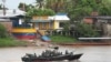 Soldados de la Armada venezolana patrullan el río Arauca, la frontera natural con Colombia, visto desde Arauquita, Colombia. Marzo 26, 2021.