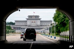 美国国务卿蓬佩奥的车队于2018年7月6日开往朝鲜平壤的锦绣山太阳宫。