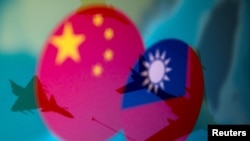 图片显示中国国旗和台湾旗帜与军机（图片来源：路透社） 