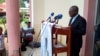 Le Secrétaire général de la conférence épiscopale nationale du Cameroun donne lecture de la déclaration des évêques qui précise que l'évêque Jean Marie Bala a été assassiné, le 14 juin 2017 à Yaoundé. (VOA/Emmanuel Jules Ntap)