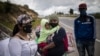 Migrantes venezolanos descansan en su camino hacia Bogotá, pasando por Tunja, Colombia. el 6 de octubre de 2020. [Foto: AP]